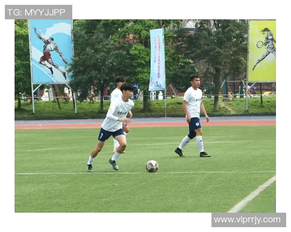 从贫民窟到绿茵场足球明星的奋斗与荣耀之路