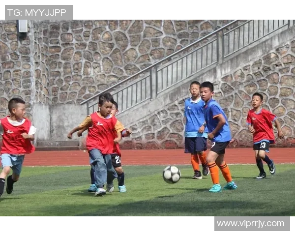 小孩小足球明星展现过人技巧引发全场欢呼与赞叹